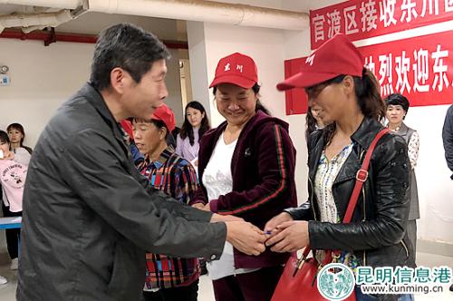 现场发放廉租房的钥匙通讯员熊艳琳摄