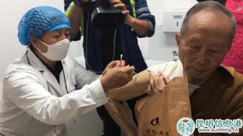 医生为吴永富老人接种疫苗。 医生为吴永富老人接种疫苗。