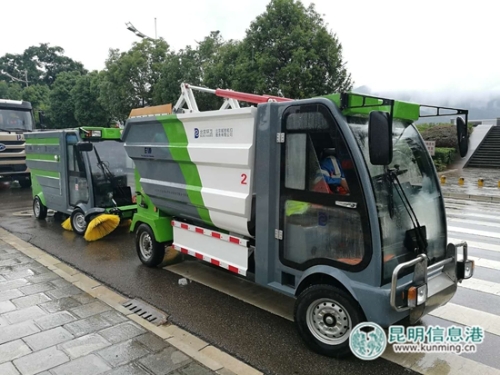 可上人行步道的清扫车。 可上人行步道的清扫车。