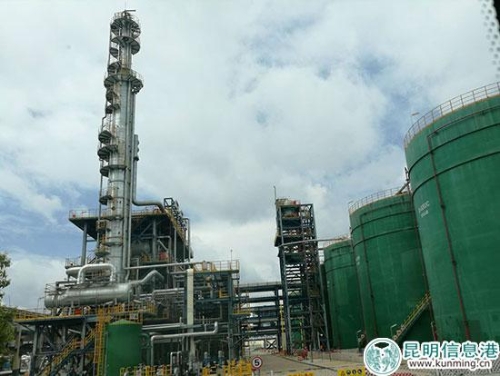 炼化厂的生产设备。