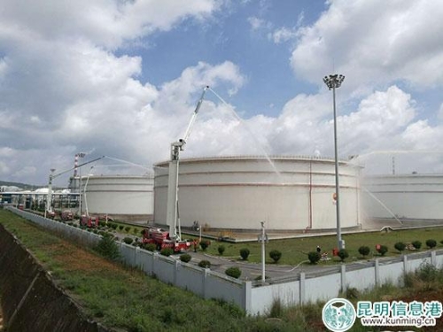 在云南石化厂区内进行消防演练。