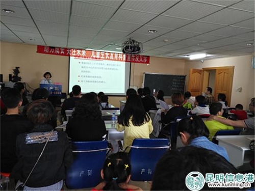 云南省著名儿科专家段晶介绍矮小症相关知识。记者孙红亮摄