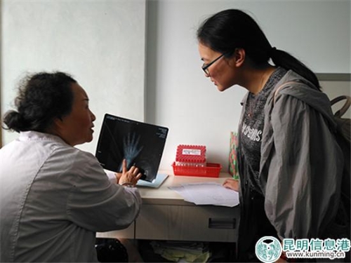 云南省著名儿科专家鲁萍为市民义诊。记者孙红亮