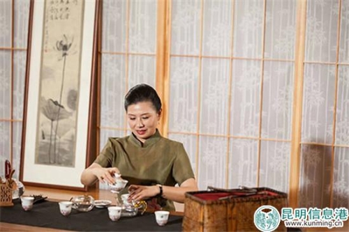 李敏正在冲泡普洱茶。供图 李敏正在冲泡普洱茶。供图