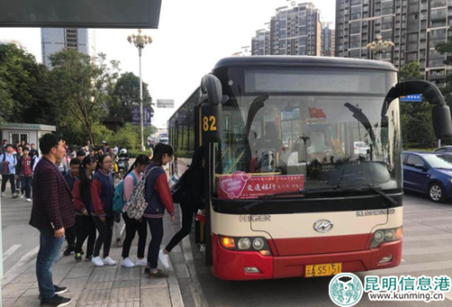 “爱心送考”车辆将考生送往考点