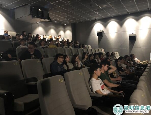 学生们认真观看法语电影 学生们认真观看法语电影