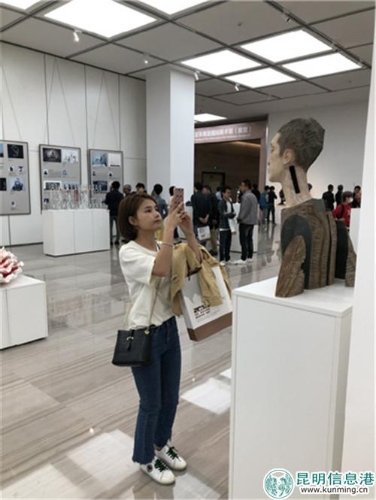 市民为作品拍照