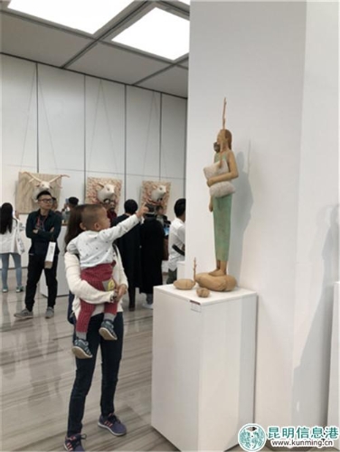 市民带孩子观展