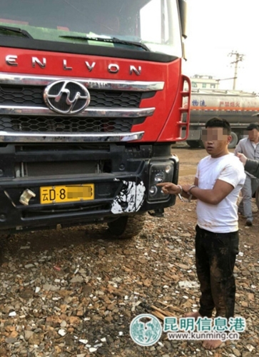 犯罪嫌疑人对实施倒油的车辆进行指认。供图