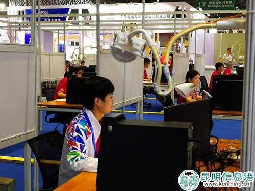 云南技师学院学生周岳参加“商务软件解决方方案”项目比赛。