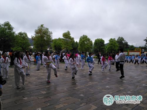 呈贡实验学校的跆拳道兴趣班。记者孙红亮摄 呈贡实验学校的跆拳道兴趣班。记者孙红亮摄