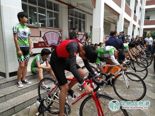 呈贡实验学校的学生在练习。记者孙红亮摄 呈贡实验学校的学生在练习。记者孙红亮摄