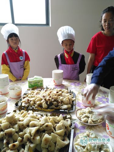关锁中心学校的学生们包了粽子请大家品尝。记者孙红亮摄 关锁中心学校的学生们包了粽子请大家品尝。记者孙红亮摄