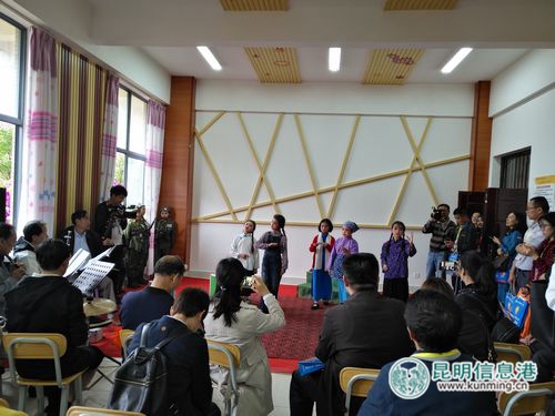 关锁中心学校的学生们在表演话剧。记者孙红亮摄 关锁中心学校的学生们在表演话剧。记者孙红亮摄