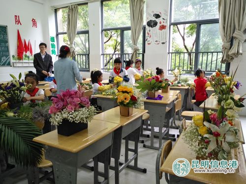 关锁中心学校学生们在插花。记者孙红亮摄 关锁中心学校学生们在插花。记者孙红亮摄