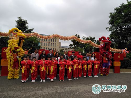 在关锁中心学校合影留念。记者孙红亮摄 在关锁中心学校合影留念。记者孙红亮摄