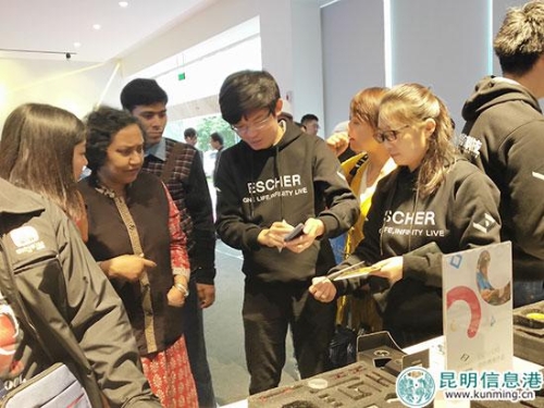 南亚东南亚记者团观看科技产品。姬祥虎摄