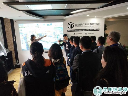 记者团参观本土企业。记者姬祥虎摄