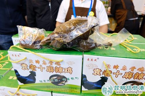 盐津乌骨鸡受热捧 记者曹月 摄2 盐津乌骨鸡受热捧 记者曹月 摄2