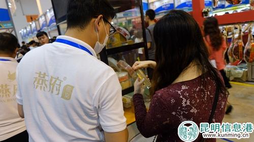 市民前来购买燕窝 记者曹月 摄1 市民前来购买燕窝 记者曹月 摄1