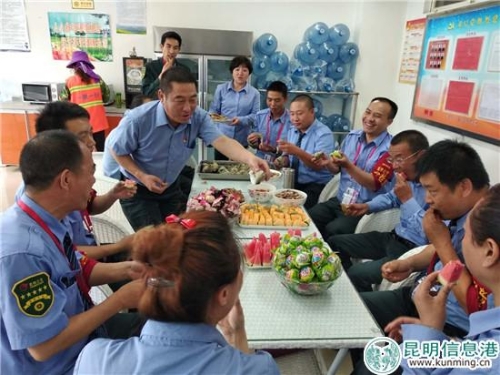 昆明公交二十车队为一线员工送粽子