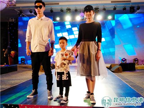 现场展示的森马潮鞋亲子款