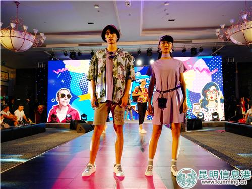 现场展示的森马潮鞋情侣款