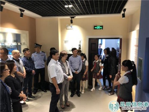 参观青少年毒品预防教育互动体验馆 参观青少年毒品预防教育互动体验馆