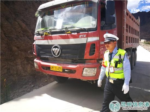 在卡点工作的扎史品初。劳学丽 摄 在卡点工作的扎史品初。劳学丽 摄