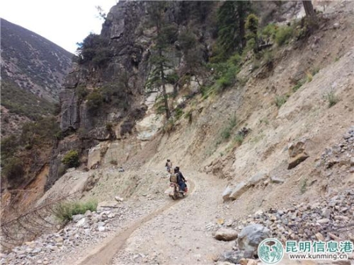 从山下到新苍点要骑半个多小时的摩托车,这是山路中比较好走的一段。劳学丽 摄 从山下到新苍点要骑半个多小时的摩托车,这是山路中比较好走的一段。劳学丽 摄