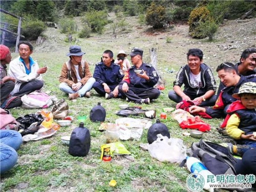 民警和虫草山上的村民在一起。劳学丽 摄 民警和虫草山上的村民在一起。劳学丽 摄