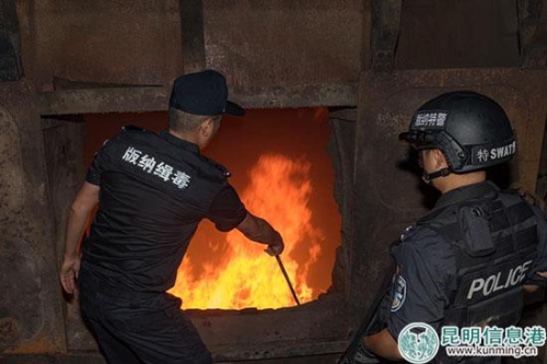 西双版纳警方销毁毒品现场2