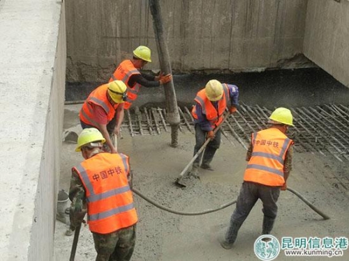 施工队进行封顶的最后一道工序水泥浇灌