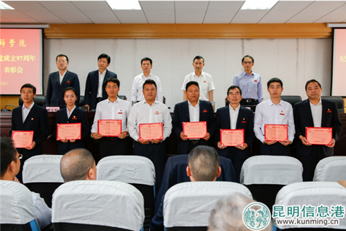 学院领导为优秀党员颁奖