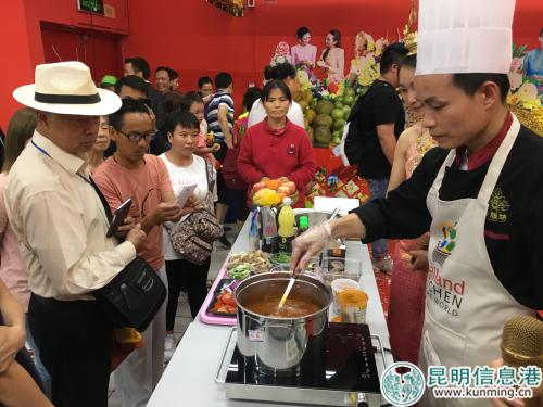 泰国大厨现场制作泰国菜 泰国大厨现场制作泰国菜
