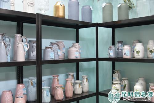 花瓶。记者劳学丽 摄