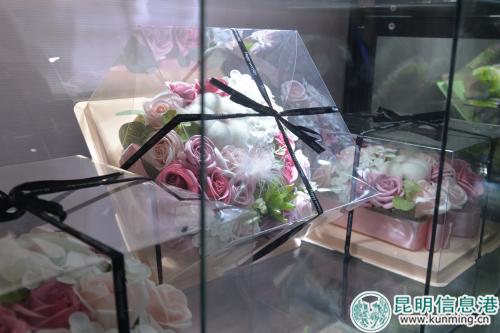 现场展出的永生花作品。记者劳学丽 摄