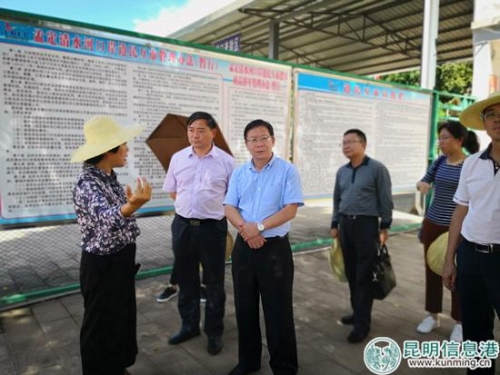 考察边民互市市场