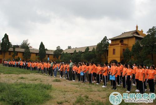 孩子们在操场列队(1)