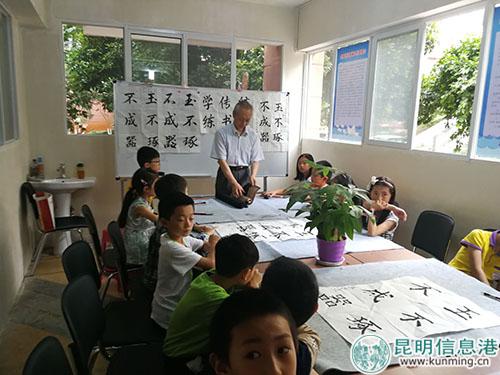 辖区小朋友齐聚一堂学书法