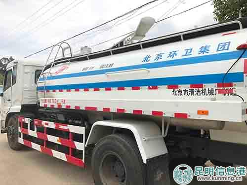 大型吸粪车。实习记者俞逍 摄 大型吸粪车。实习记者俞逍 摄