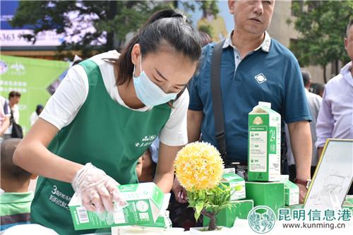 新希望雪兰牛奶展区。 新希望雪兰牛奶展区。