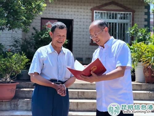 西山区委副书记、区长陈瑞斌(右)为农户送去农村土地承包经营权证。1 西山区委副书记、区长陈瑞斌(右)为农户送去农村土地承包经营权证。1