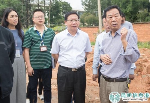 李河流实地查看企业周边环境情况 通讯员冯靖凯摄 (1)