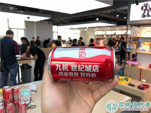 九机网世纪城店开业。记者马文焘摄