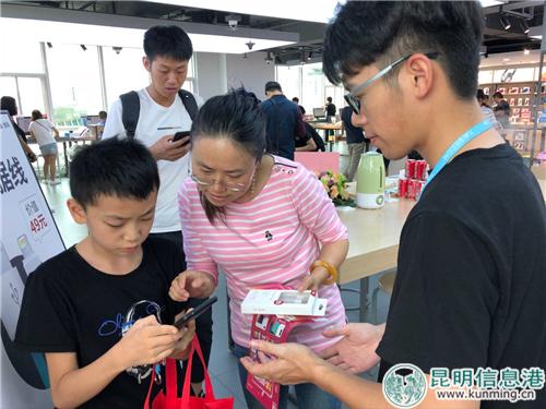 市民在扫码换购1元数据线。记者马文焘摄