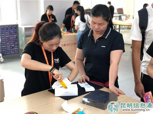 市民在世纪城店选购手机。记者马文焘摄