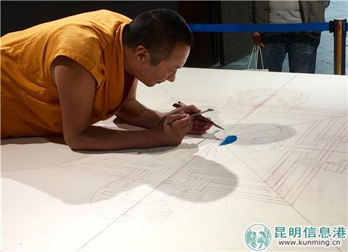 先巴丹增师傅现场制作坛城沙画