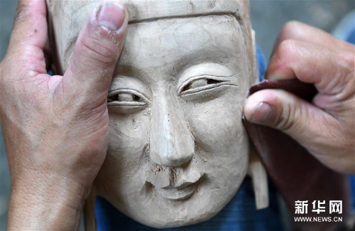 方文展在打磨一块毛南族傩面 方文展在打磨一块毛南族傩面