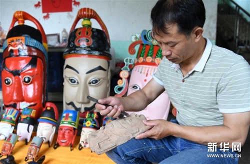 方文展在雕刻毛南族傩面 方文展在雕刻毛南族傩面